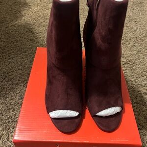 Chelsea Moreland Stylish Wine Peep-Toe Ankle Boots Size 9.5